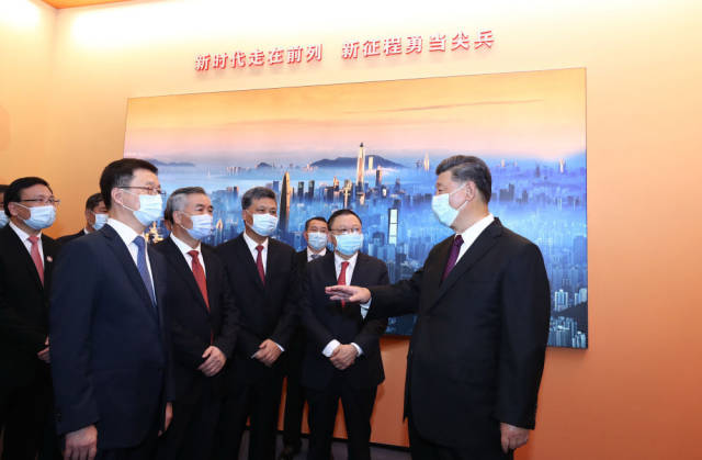 10月14日上午，习近平等参观“从先行先试到先行示范——庆祝深圳经济特区建立40周年展览”。新华社记者 鞠鹏