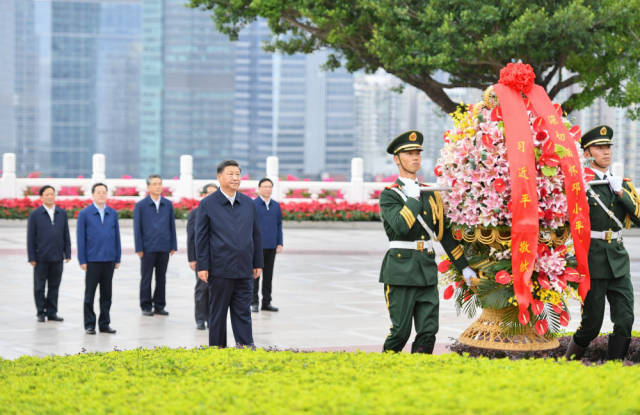 10月14日下午，习近平来到莲花山公园，向邓小平同志铜像敬献花篮。新华社记者 李响 摄