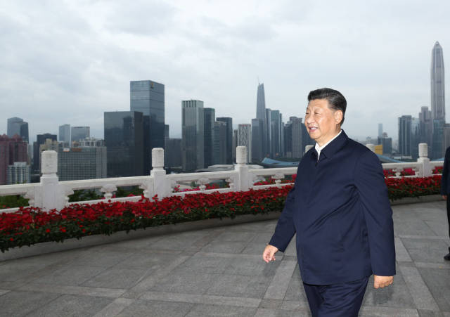 10月14日下午，习近平在莲花山公园远眺特区新貌。新华社记者 鞠鹏 摄