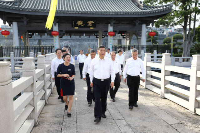 10月12日下午，习近平在潮州市察看广济桥，了解桥梁历史文化特色，听取修复?；で榭鼋樯?。新华社记者 鞠鹏 摄