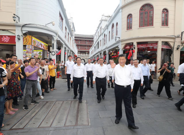 10月12日下午，习近平在潮州古城牌坊街考察时，向群众挥手致意。新华社记者 王晔 摄