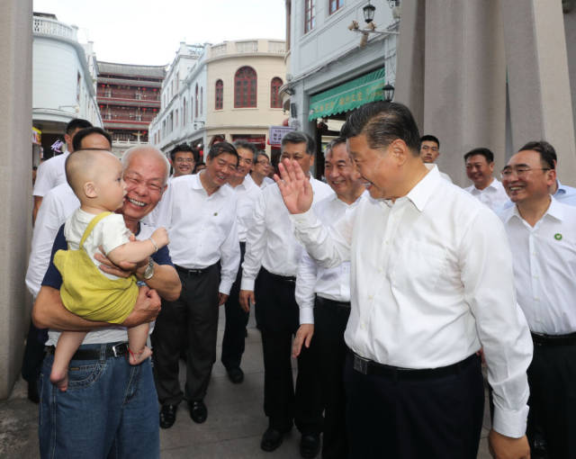 10月12日下午，习近平在潮州古城牌坊街考察时，同群众亲切交流。新华社记者 王晔 摄