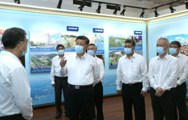 10月13日下午，习近平在汕头市小公园开埠区汕头开埠文化陈列馆考察，了解汕头开埠历史、经济特区发展成就及下一步发展规划情况。新华社记者 鞠鹏 摄
