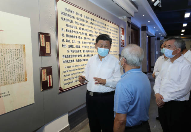 10月13日下午，习近平在汕头市小公园开埠区侨批文物馆考察，了解侨批历史和潮汕华侨文化。新华社记者 王晔 摄