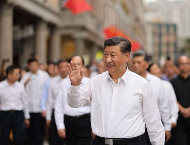 10月13日下午，习近平在汕头市小公园开埠区步行察看街区风貌时，向当地群众和游客挥手致意。新华社记者 王晔 摄