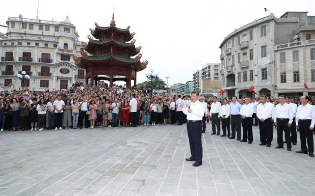 10月13日下午，习近平在汕头市小公园开埠区，同当地群众和游客亲切交流。新华社记者 鞠鹏 摄
