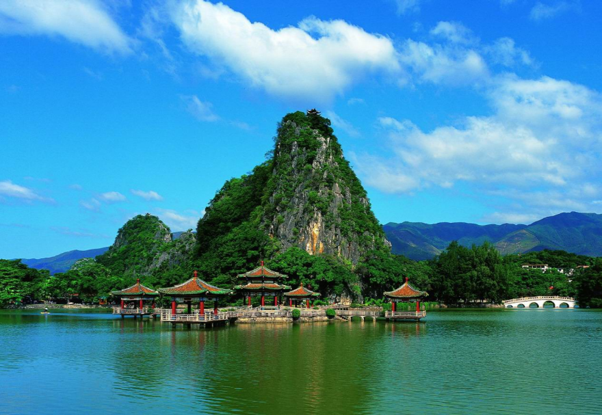 2003年，肇庆从北方引进丹顶鹤，陆续通过打造星湖湿地公园、自主研发繁殖技术手段，让这些北方来的“客人”成功安家南方。20多年来，从当初引进30多只丹顶鹤，到目前园内共有70多只，近5年平均产蛋12枚以上，平均孵化了83%，平均成活率70.5%，凭借此，星湖国家湿地公园成为观鸟、游玩、教育、研究的圣地。图为肇庆星湖国家湿地公园。