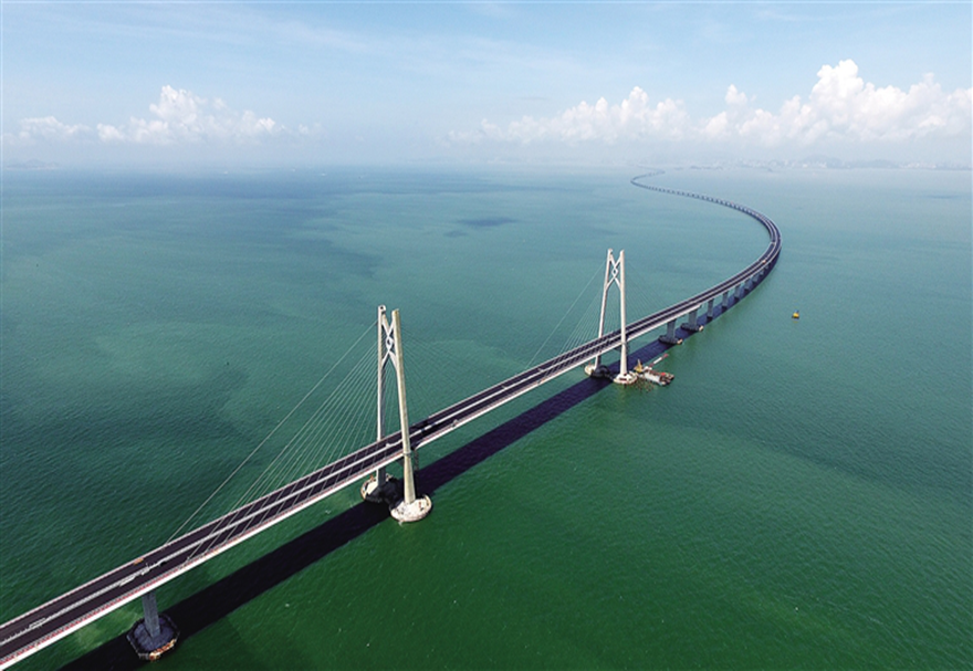 跨江跨海大桥“成团出道”，湾区活力“桥”得见，一起来感受大湾区蓬勃发展的脉搏。港珠澳大桥是“一国两制”框架下粤港澳三地首次合作建设的大型跨海交通工程，是中国境内一座连接香港、广东珠海和澳门的桥隧工程，也是世界上最长的跨海大桥工程。总长约55公里，跨越伶仃洋，打通了珠江口东西两岸的交通大动脉，使粤港澳三地加快形成“1小时生活圈”。图为港珠澳大桥。