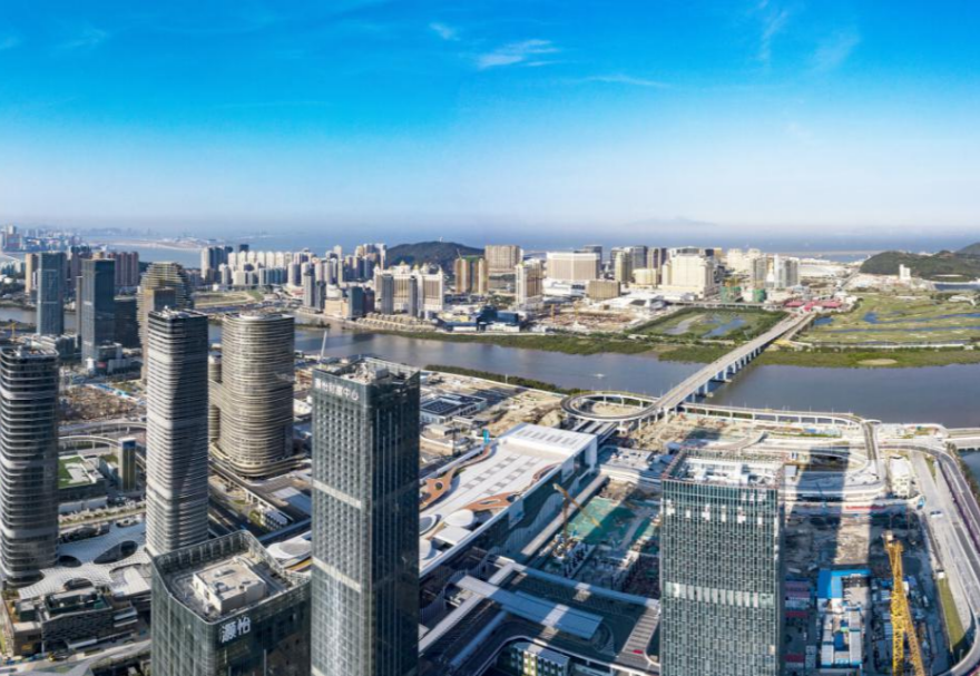 莲花大桥于1999年澳门回归前建成，是第一条且唯一一条连接澳门和珠海横琴的跨境大桥。莲花大桥是一座别具特色的大桥，在珠海桥头设计了交通规则互换的换向匝道桥，承担交通规则互换的功能。不仅解决了珠海桥头的纵向用地和车辆换侧问题，还形成了独特的造型和艺术建筑，成了珠海一道新的风景线。这两个特大的圆形曲线换向匝道桥，长1700多米，从空中俯瞰，犹如两个硕大的“9”字。图为莲花大桥。