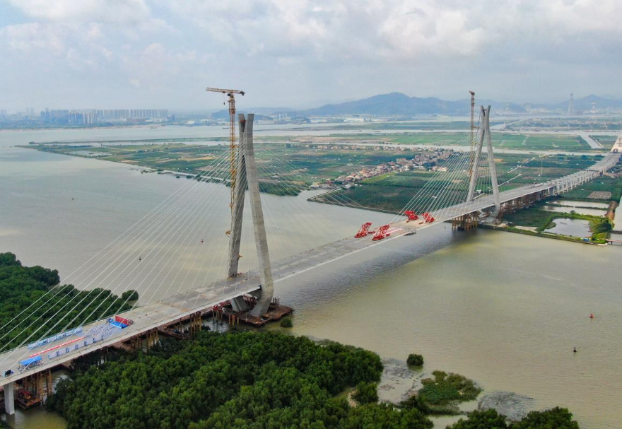 南中高速连通广州、中山、深圳三市，是国家高速公路网G2518和广东省高速公路网S78的重要组成部分，也是粤港澳大湾区重大交通基础设施项目。其中的洪奇门特大桥全长1126米，为主跨520米的双塔双索面钢箱梁斜拉桥，是南中高速项目的关键控制性工程。2023年5月21日上午，南中高速洪奇门特大桥顺利合龙，实现了广州、中山两市实现跨江“牵手”。图为南中高速洪奇门特大桥。