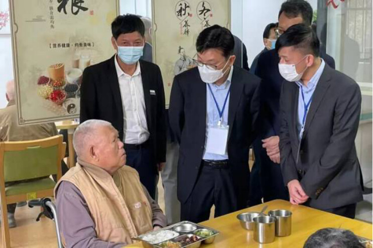 孙玉菡今年四月底率团探访中山市一间颐养院，与住院的港人交谈