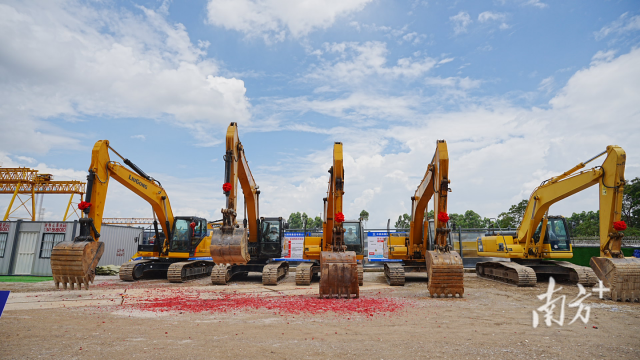 东莞市2023年第二季度重大项目动工仪式位于环莞路北延线项目现场。邓浩 摄