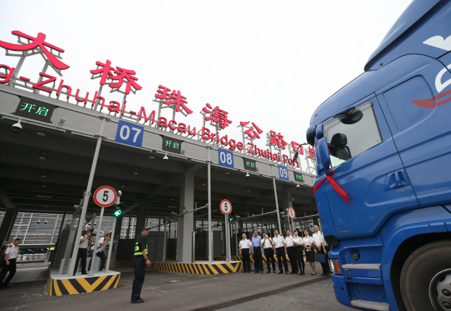 珠海发挥港珠澳大桥联通优势及洪湾中心渔港枢纽作用，建设粤港澳大湾区海产品交易中心，推动珠海渔业产值超80亿元、同比增长9.4%。图为港珠澳大桥珠海公路口岸。