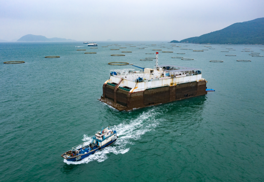 作为国家海洋综合试验场，珠海万山镇发展起了以深远海智能养殖、海洋牧场、休闲渔业等为代表的现代渔业，发展空间广阔。图为满载渔获的渔船正驶离位于万山海域的“澎湖号”海上牧场。