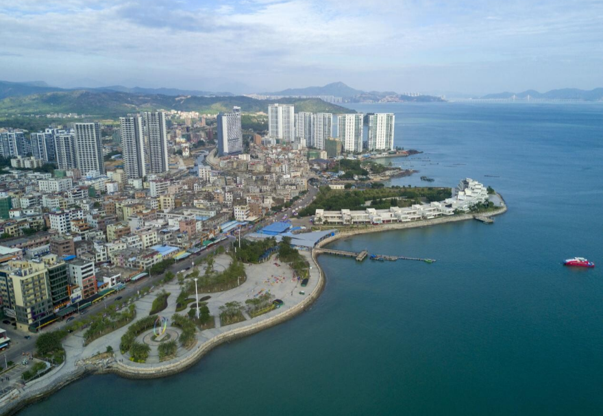 惠州正以大亚湾临海石化为龙头，构建起以海洋交通运输、滨海旅游、海洋渔业、绿色清洁能源业为重点的发展格局，初步建成具有惠州特色的现代海洋产业体系。2022年惠州海洋生产总值约1140亿元，约占全市GDP的21%。图为惠州大亚湾。