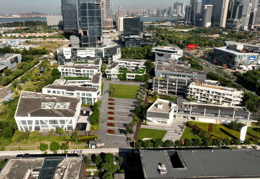 前海深港青年梦工场，由前海管理局、香港青年协会、深圳市青年联合会三方共同发起成立。重点支持智能硬件、移动互联网、文化创意等三大领域创业。截至目前，已累计孵化团队468家，其中港澳台及国际团队236家，团队总融资额超23亿元。图为前海深港青年梦工场。