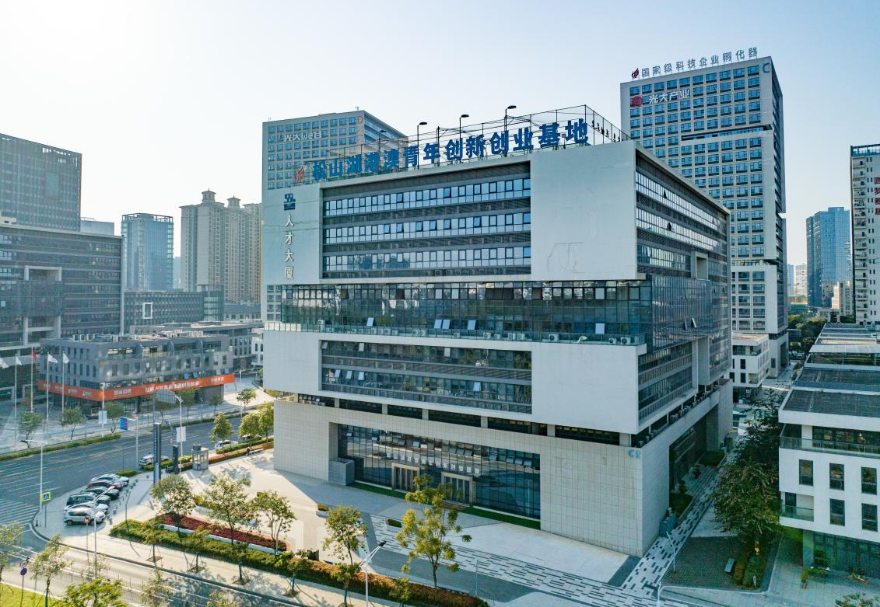松山湖港澳青年创新创业基地以松山湖人才大厦为中心基地，统筹松山湖国际机器人基地、光大WE谷、林润智谷、粤港文化创业服务中心等8个站点单位，有效集聚、孵化一批高水平的创新创业项目。截止2022年，东莞市首批两家市级港澳青年创新创业基地——松山湖港澳青年创新创业基地与滨海湾港澳青年创新创业基地已累计引进港澳人才创业企业160多家。图为松山湖港澳青年创新创业基地。