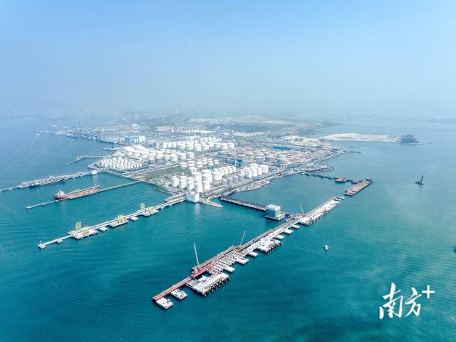 惠州港荃湾港区一座座码头冲水而出。