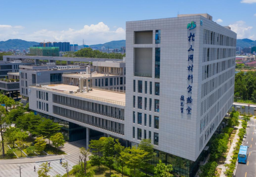 大湾区先进制造业发展势头强劲，这为先进材料应用奠定了丰厚的基础。目前大湾区的先进材料产业在全球价值链地位稳步提升，已初步形成惠州新材料产业园、东莞立沙岛精细化工园、中国绿色新材料（珠海）产业园等先进材料产业基地，并集聚了以中国散裂中子源、松山湖材料实验室为首的战略性科研平台。图为位于东莞的松山湖材料实验室。