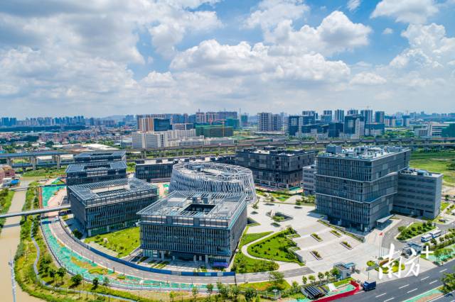 季华实验室是广东首批启动建设的省实验室之一，部署了机器人及其关键技术等八个研究方向，图为实验室俯瞰图。符诗贺 摄