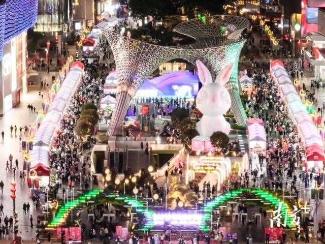 位于深圳福田区的“One Avenue·卓悦中心”商圈是港澳消费者“北上”常去的目的地之一，每到周末人潮涌动。