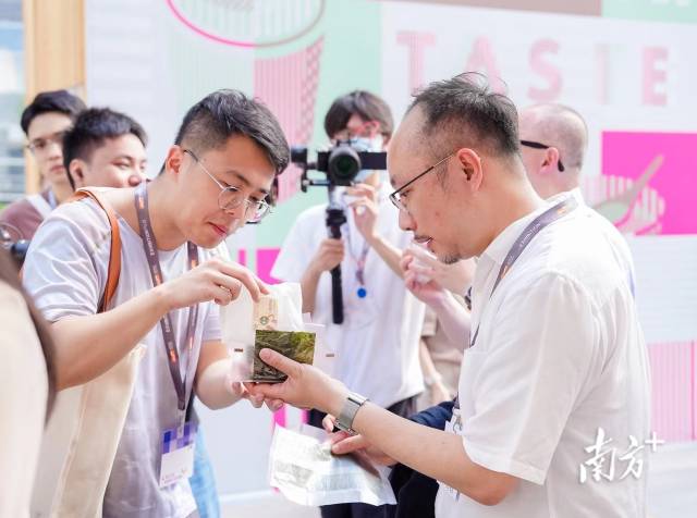 　　今年5月底，百农社国际有限公司参加了香港贸易发展局在深圳举办的“港·潮流”购物节，首次把“华御结”日式饭团带到内地市场。马国怡（右）正在邀请顾客品尝日式饭团。