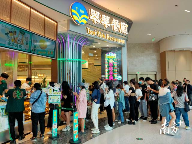　　今年以来，翠华餐厅在广州、深圳、珠海等大湾区内地城市的分店生意复苏明显。每到饭点，餐厅门口都不少人排队等候。