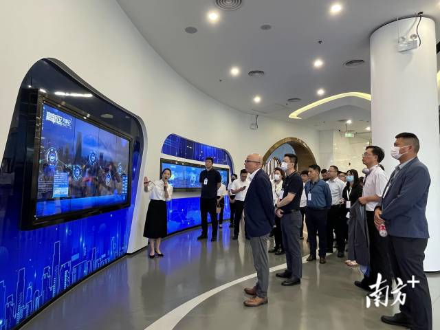 5月25日，客商们前往肇庆高新区创新创业科学园开展投资环境考察。南方+记者 卢舒曼 摄