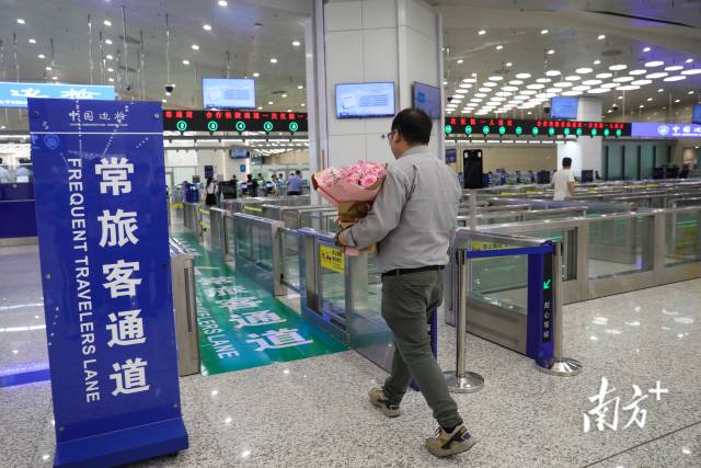 首名“常旅客”顺利出境。 