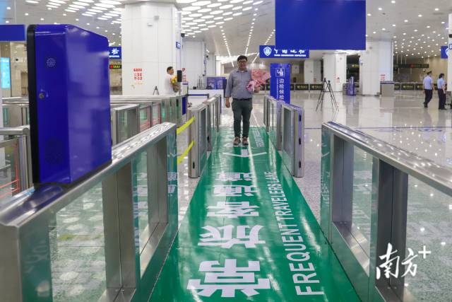 首名“常旅客”通过“常旅客”通道顺利出境。 