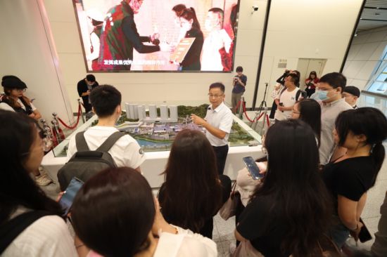 图为深圳市政府口岸办公室通关管理处工作人员为采风团介绍莲塘口岸相关情况。（主办方供图）