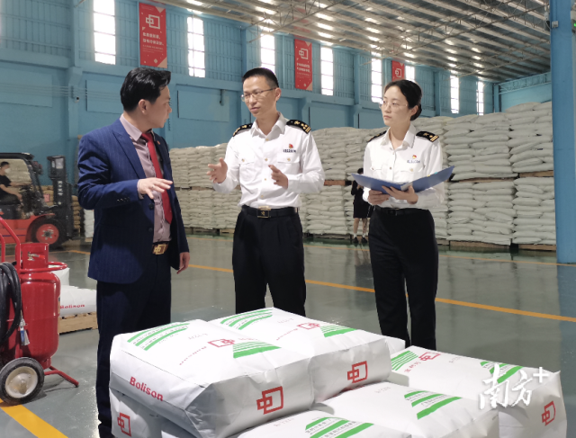 佛山海关关员到企业宣贯AEO政策。