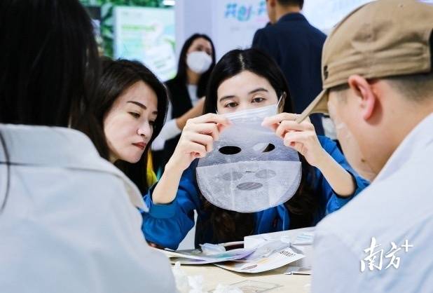 在2023年，摘下口罩后，“彩妆消费”率先回潮。