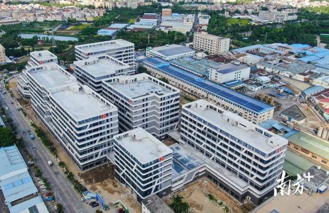 　　中山正在大力推进“工改”，力求闯出产业空间革命新路。图为建成封顶的小榄镇九洲基广成路“工改”项目。 叶志文摄