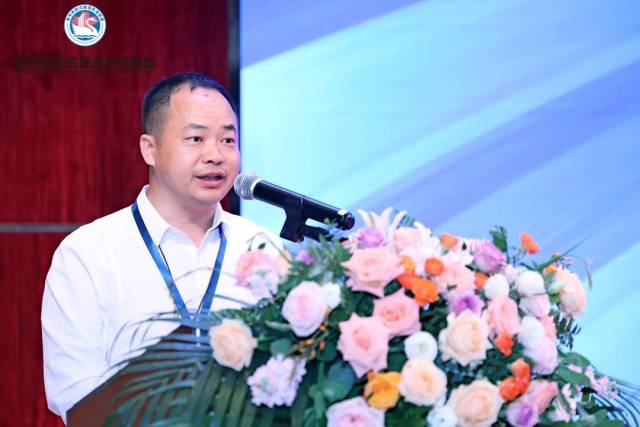 新当选的会长周义发言。