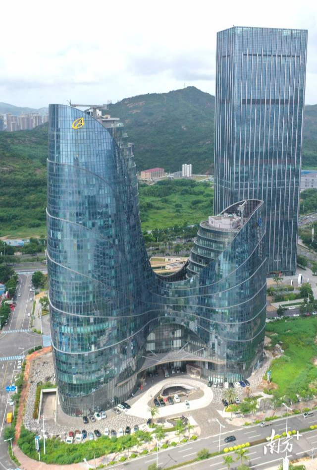 首个子项目将为横琴华策国际大厦提供建筑智能化升级、节能改造服务。 