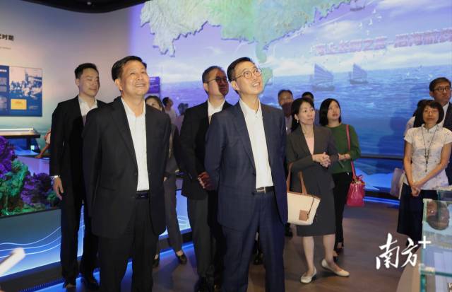 香港特别行政区政府文化体育及旅游局一行在参观中国侨都华侨华人博物馆。 彭伟宗 摄