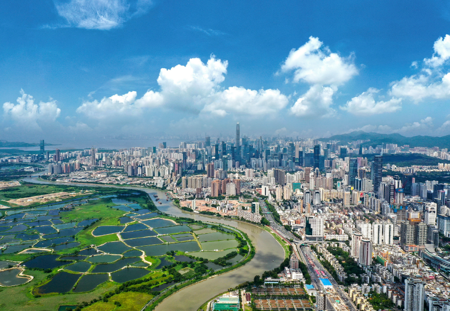 在土地整备方面，为适应科技产业发展所需，河套合作区深圳园区正积极推进土地整备。目前深圳园区已整备80万平米，打造10个专业化产业园区，新建60万平米科研空间，将陆续投入使用。图为从深圳河畔看深港边境。
