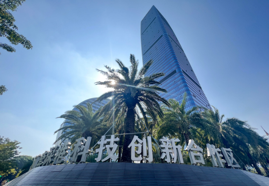 河套合作区还在不断“拔节生长”。在新发展阶段，深港两地将积极构建有利于科技创新的政策规则体系，打造粤港澳大湾区国际科技创新中心重要极点，努力成为粤港澳大湾区高质量发展的重要引擎。图为河套合作区。    　　      图源：南方日报、深圳市福田区河套深港科技创新合作区建设发展事务署、新华社