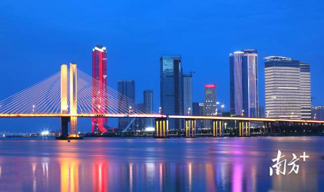 横琴粤澳深度合作区的璀璨夜景。 