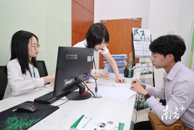 首批已有4名澳门医疗人员成功申请跨境执业。 