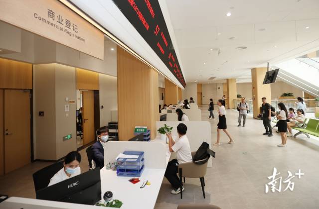 通过“跨境通办、一地两注”机制，投资者可以便捷办理跨境商事登记。 