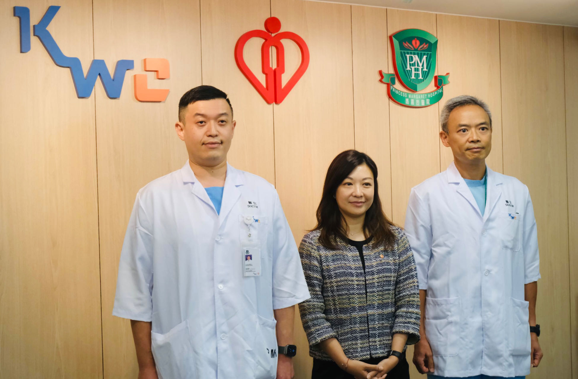 　　从左至右：中山大学附属第一医院呼吸与危重症医学科副主任医师匡煜坤、香港医管局总行政经理（医疗职系）关慧敏、玛嘉烈医院内科及老人科副部门主管杨耀昌