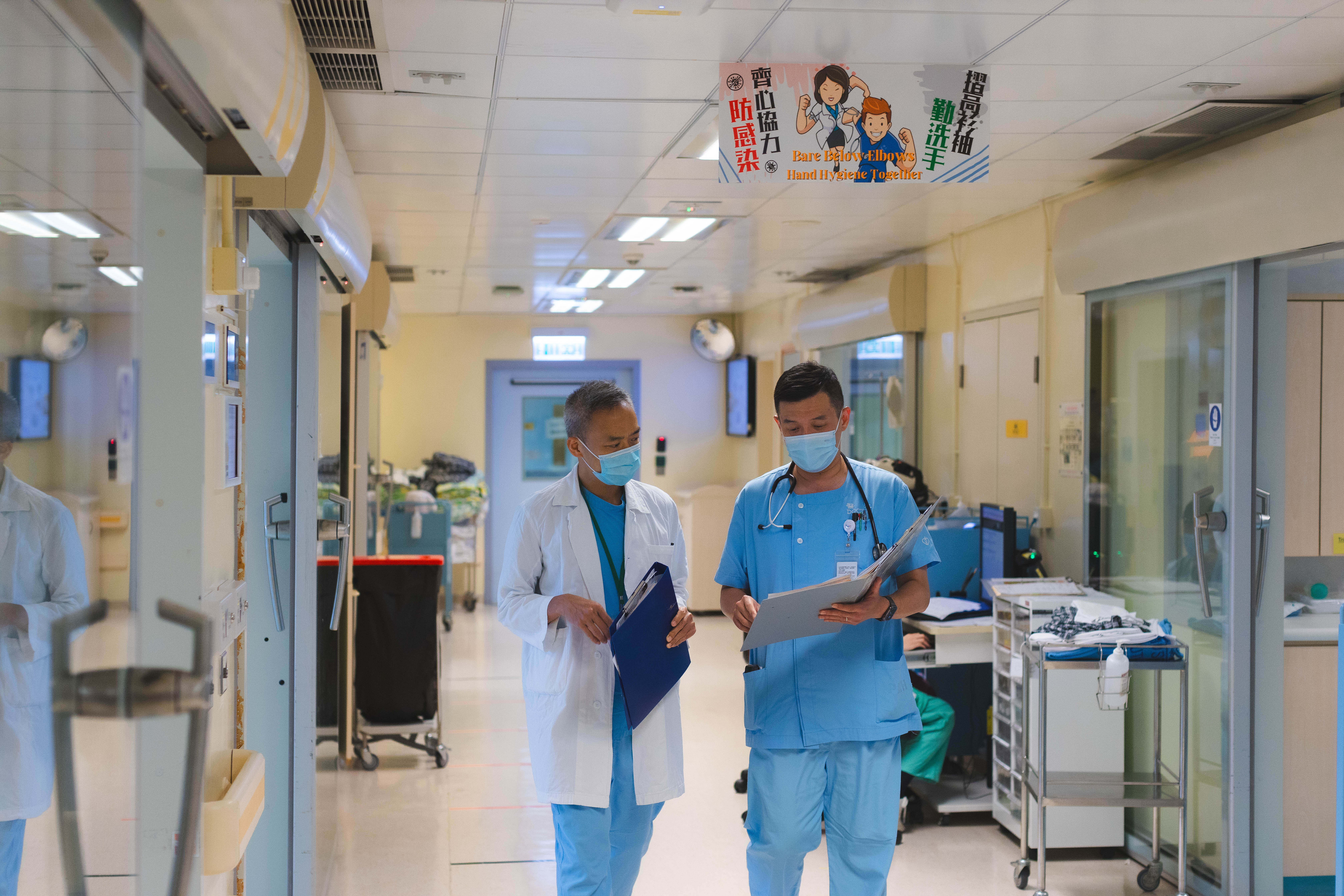 　　左：玛嘉烈医院内科及老人科副部门主管杨耀昌，右：中山大学附属第一医院呼吸与危重症医学科副主任医师匡煜坤