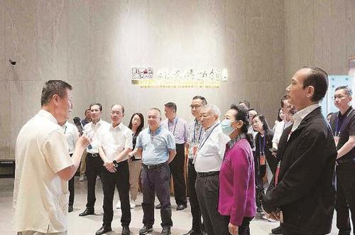 粤澳共同挖掘文旅资源，开发“一程多站”的旅游产品，打造世界级旅游目的地，成为当下共识。图为考察团在中国端砚博物馆考察。