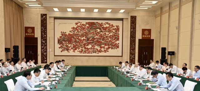 　　10月15日至17日，江苏省党政代表团来粤考察交流。17日下午，两省在广州召开合作交流座谈会，共商粤苏深化合作事宜，携手走好高质量发展之路。南方日报记者 王辉 摄