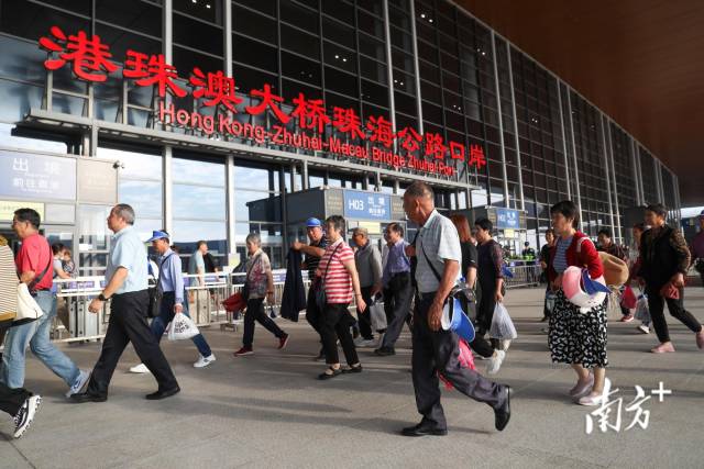 港珠澳大桥珠海公路口岸人头攒动。南方+记者 钱文攀 摄