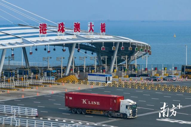 2023年10月23日下午，货车通过港珠澳大桥入境广东。南方+记者 钱文攀 摄