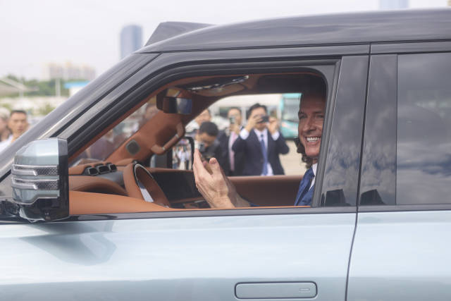 △在深圳，纽森现场试乘比亚迪电动汽车。