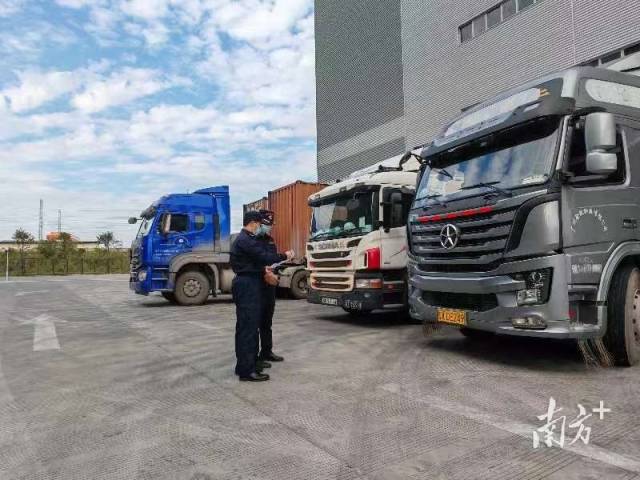 佛山海关驻南海办事处关员验放跨境电商出口车辆。海关供图